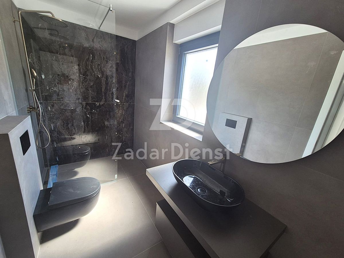 Appartamento moderno con terrazza sul tetto e piscina a Vinjerac