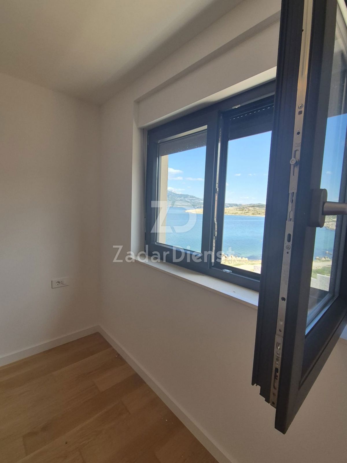 Appartamento moderno con terrazza sul tetto e piscina a Vinjerac