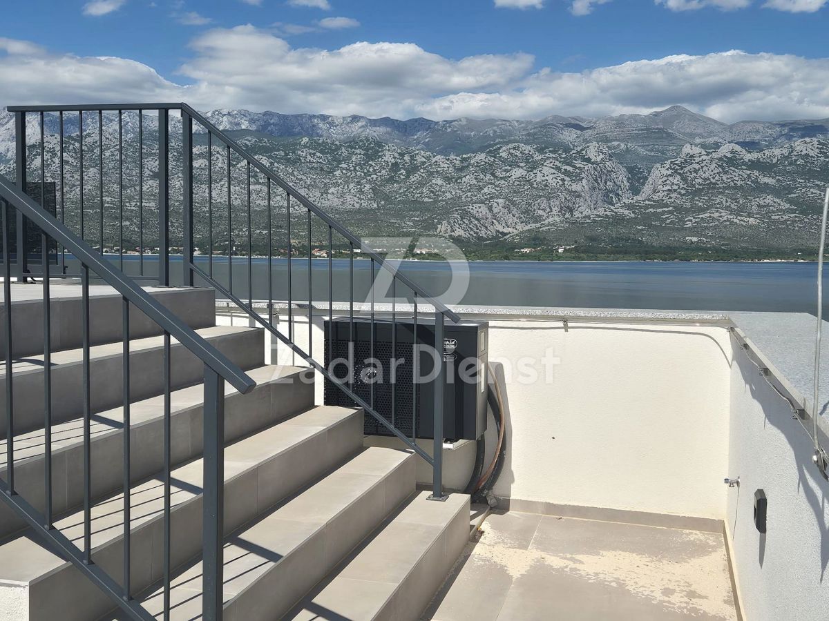 Appartamento moderno con terrazza sul tetto e piscina a Vinjerac