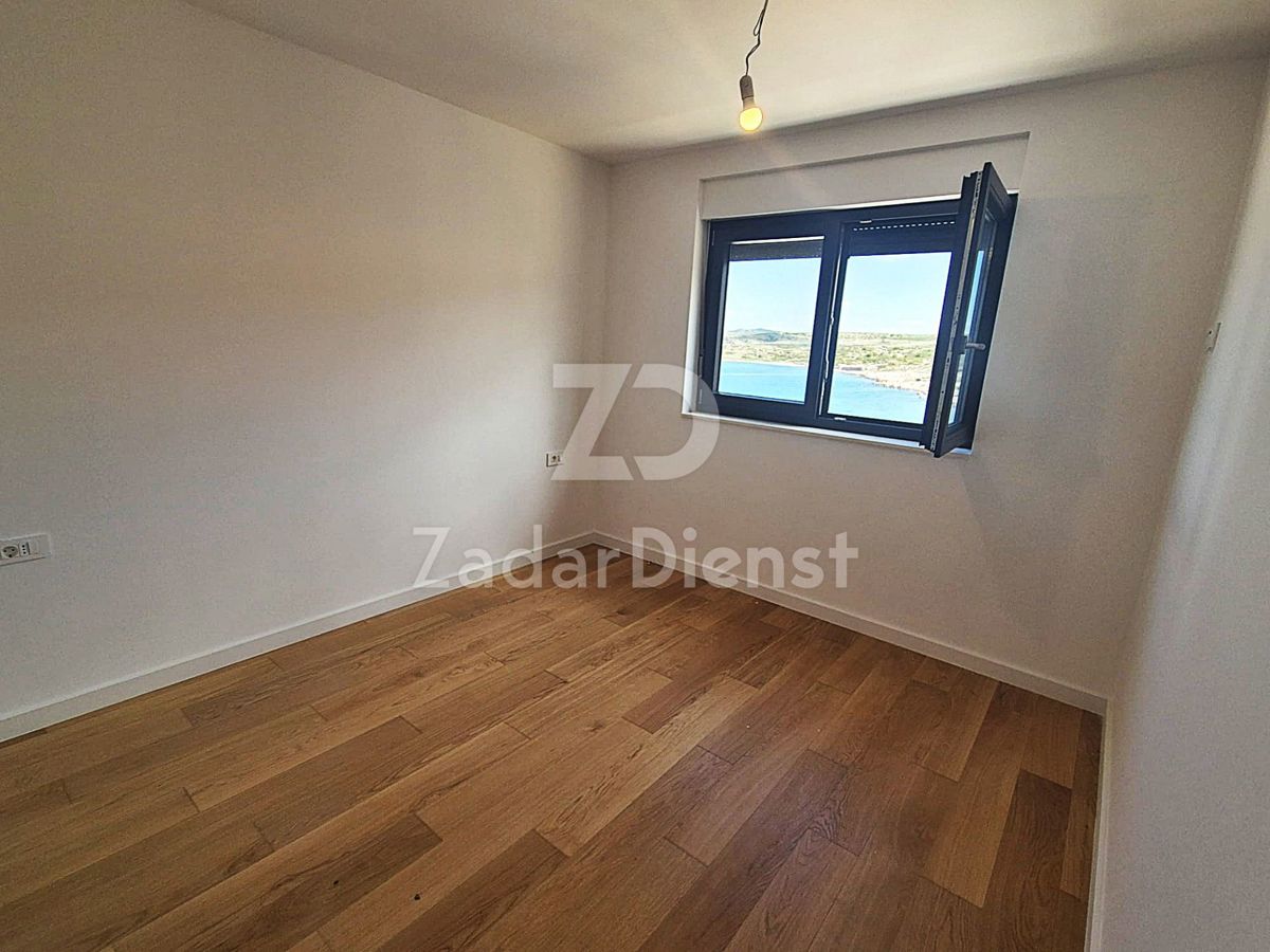 Appartamento moderno con terrazza sul tetto e piscina a Vinjerac