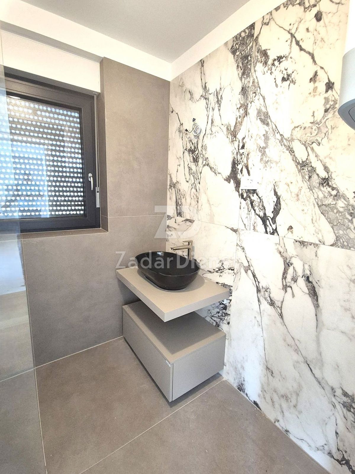 Appartamento moderno con terrazza sul tetto e piscina a Vinjerac