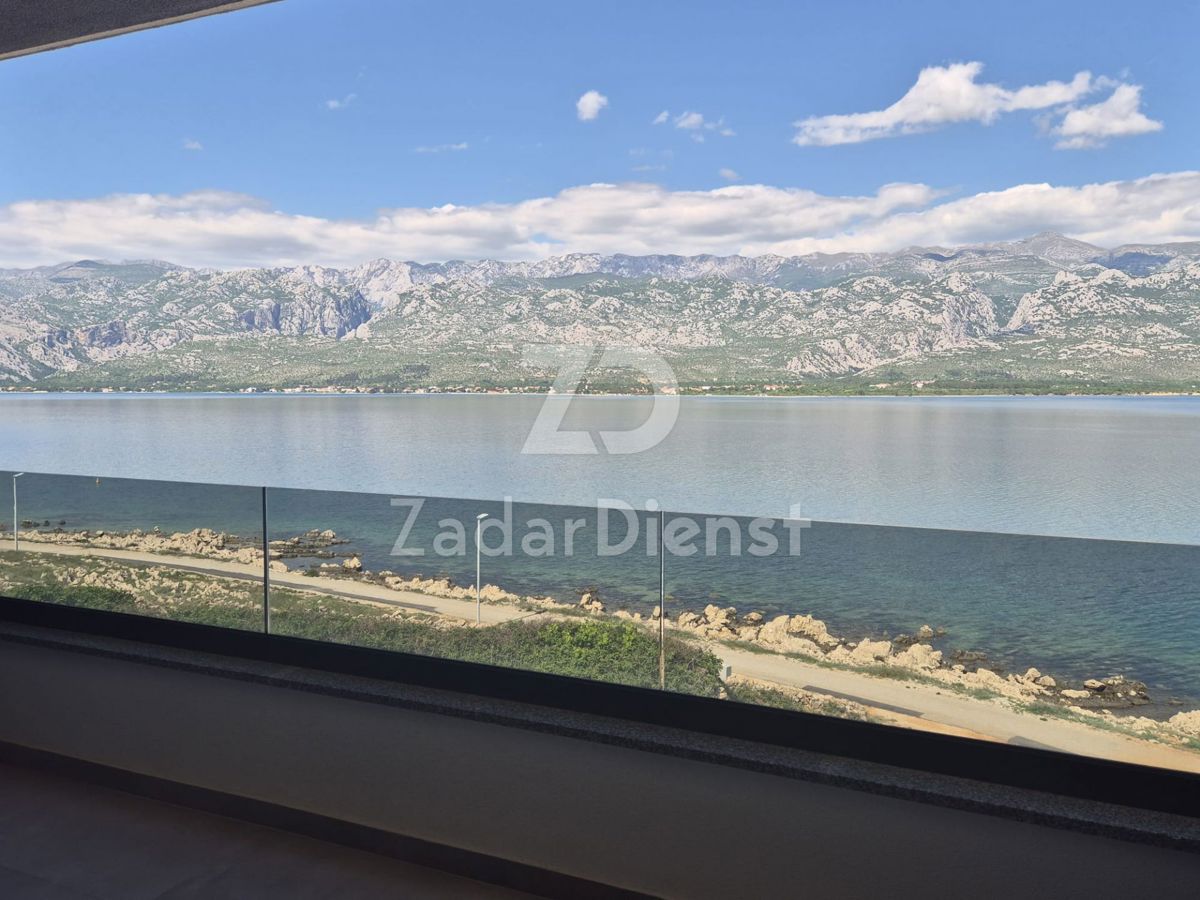 Appartamento moderno con terrazza sul tetto e piscina a Vinjerac