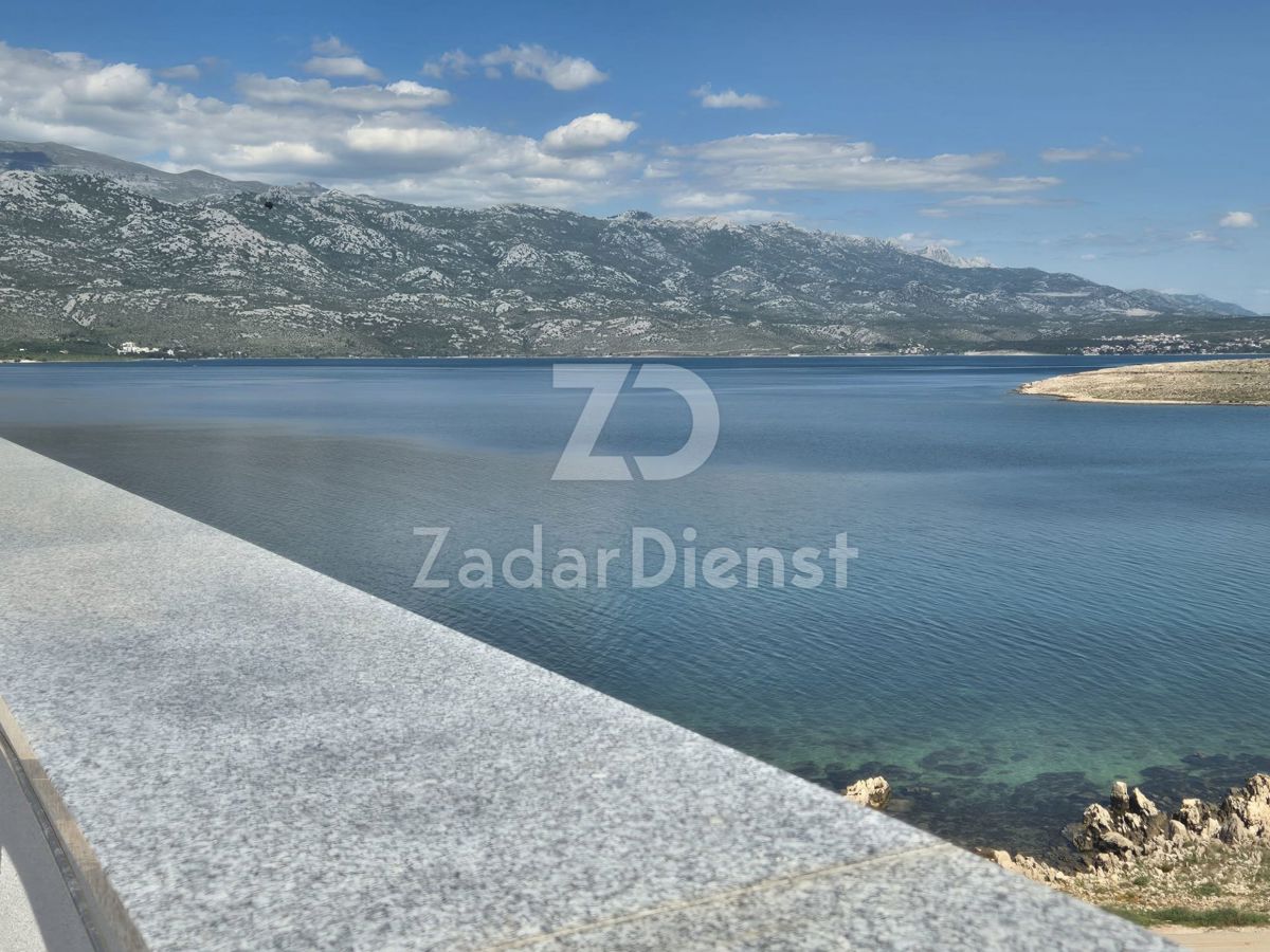 Appartamento moderno con terrazza sul tetto e piscina a Vinjerac