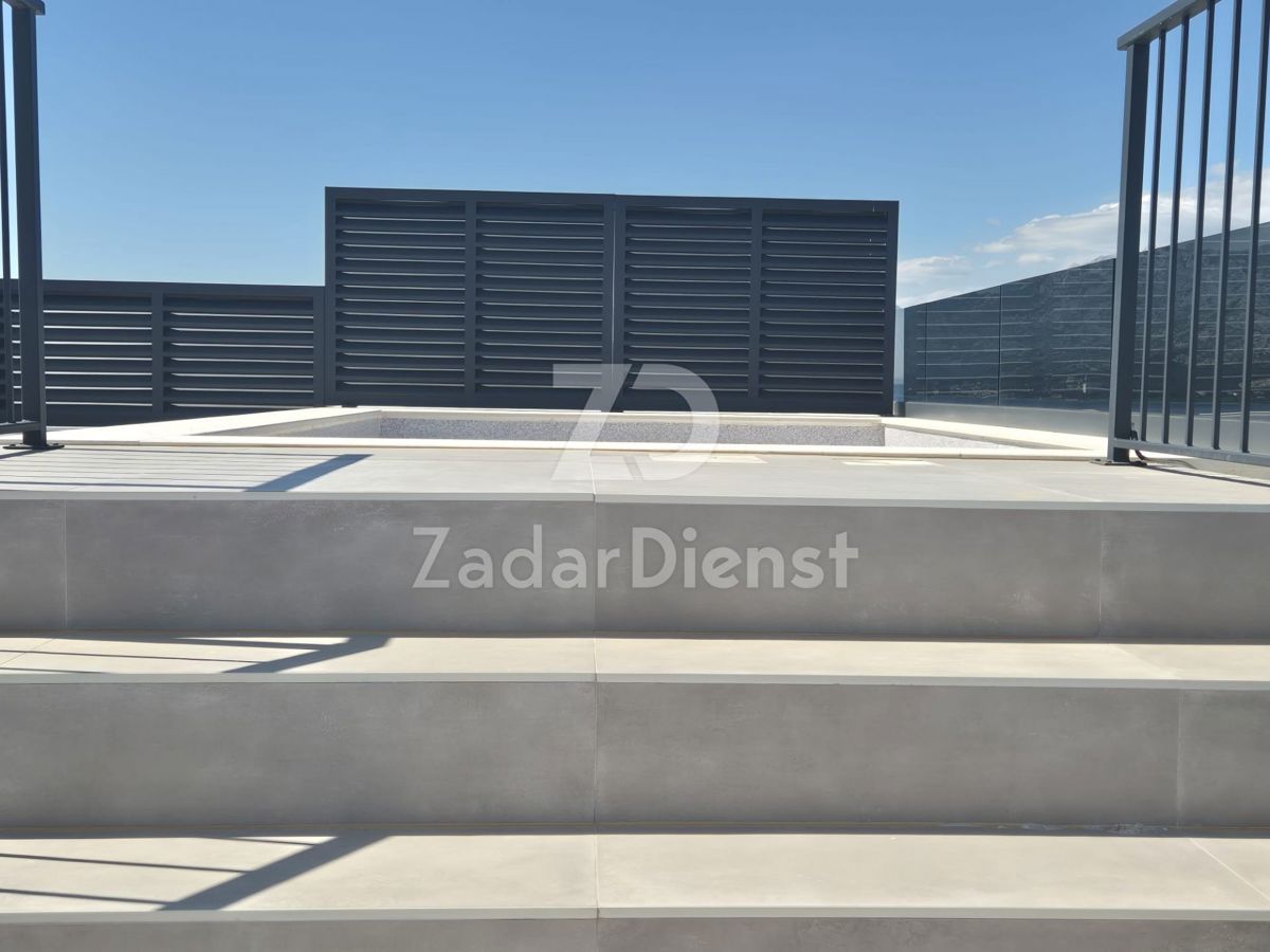 Appartamento moderno con terrazza sul tetto e piscina a Vinjerac