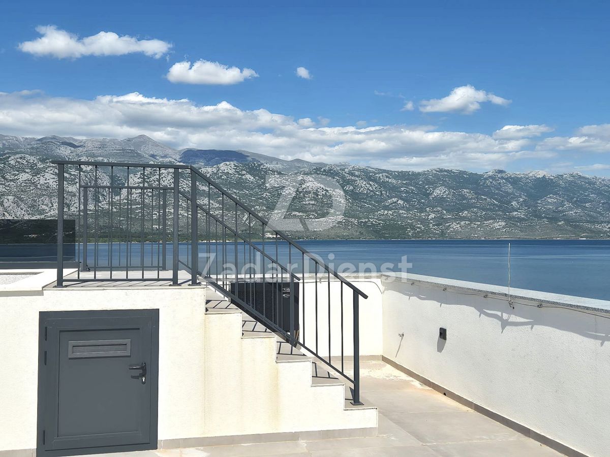 Appartamento moderno con terrazza sul tetto e piscina a Vinjerac