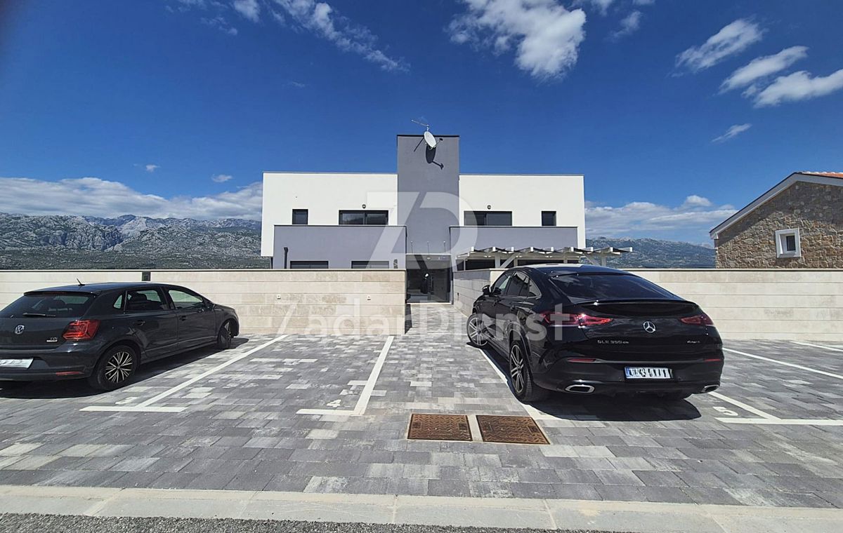 Appartamento moderno con terrazza sul tetto e piscina a Vinjerac