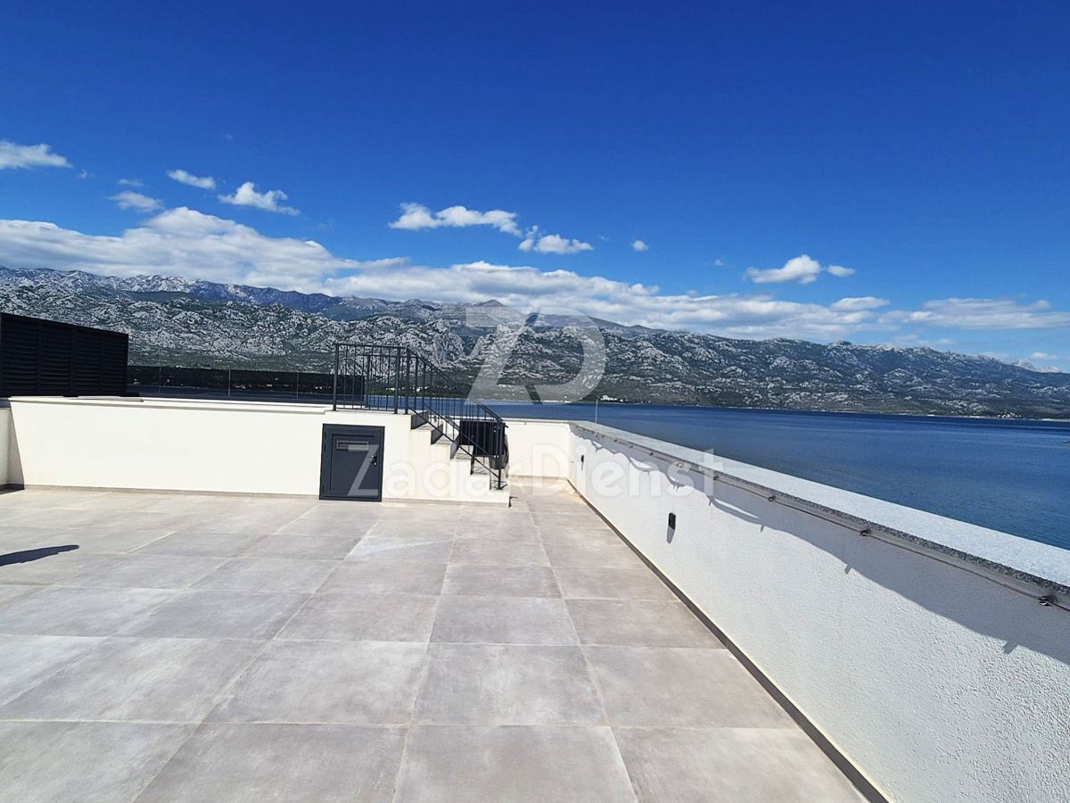 Appartamento moderno con terrazza sul tetto e piscina a Vinjerac