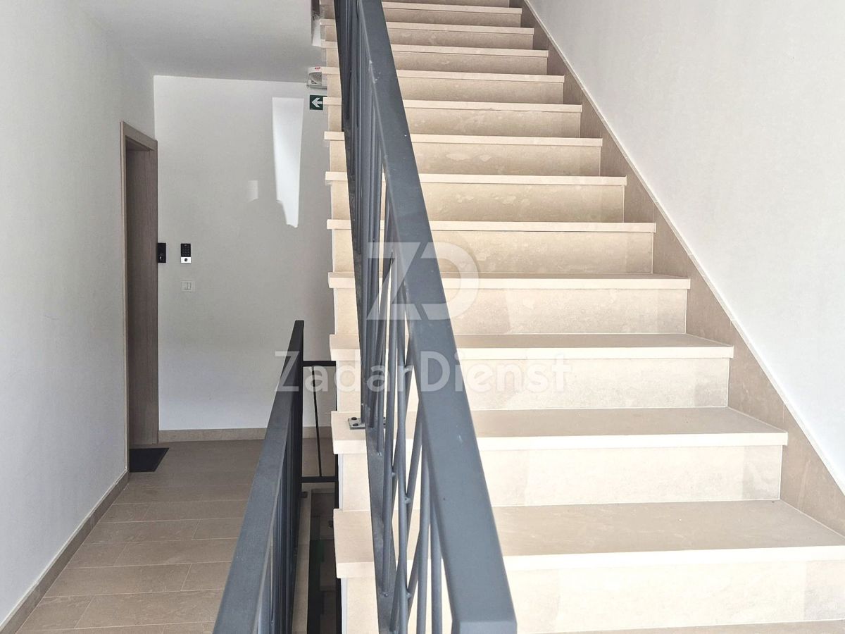 Appartamento moderno con terrazza sul tetto e piscina a Vinjerac