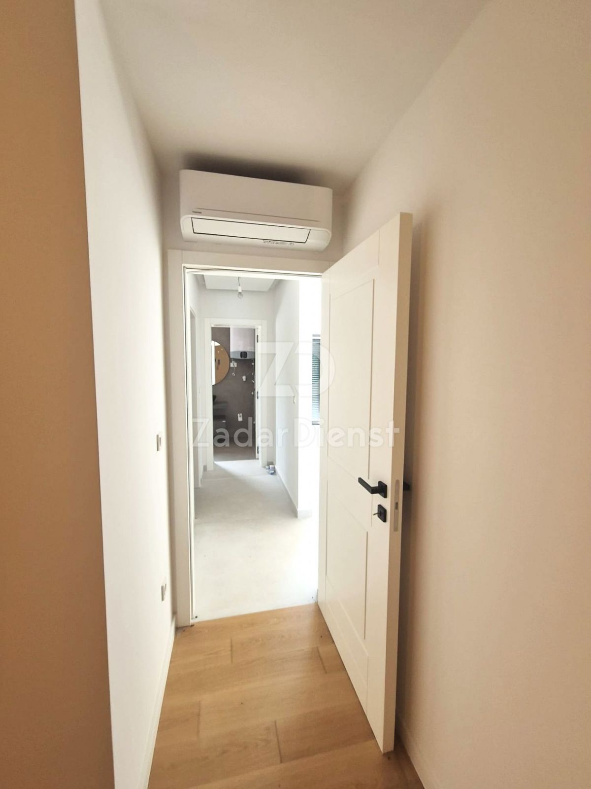 Appartamento moderno con terrazza sul tetto e piscina a Vinjerac