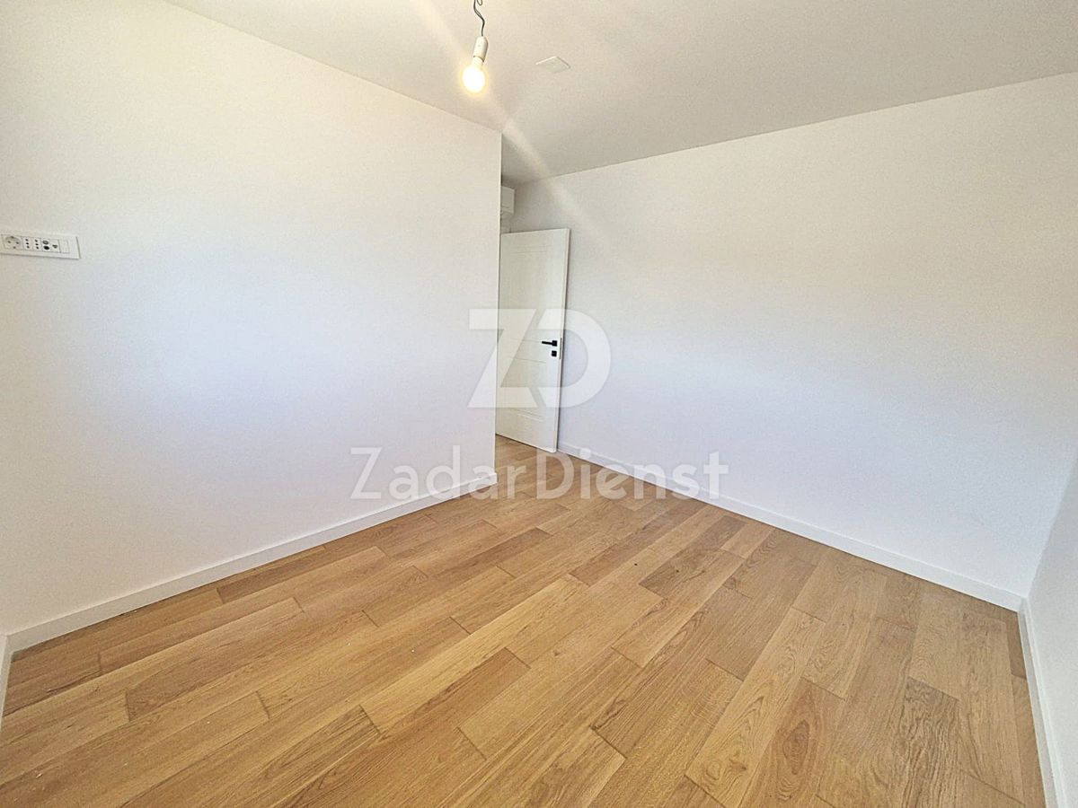 Appartamento moderno con terrazza sul tetto e piscina a Vinjerac