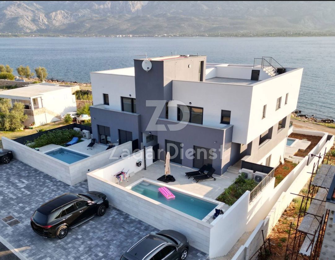 Appartamento moderno con terrazza sul tetto e piscina a Vinjerac