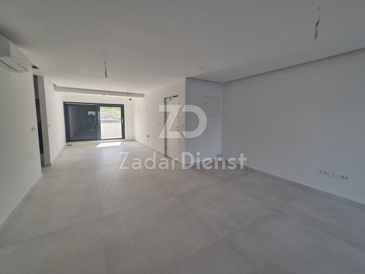 Appartamento moderno con terrazza sul tetto e piscina a Vinjerac