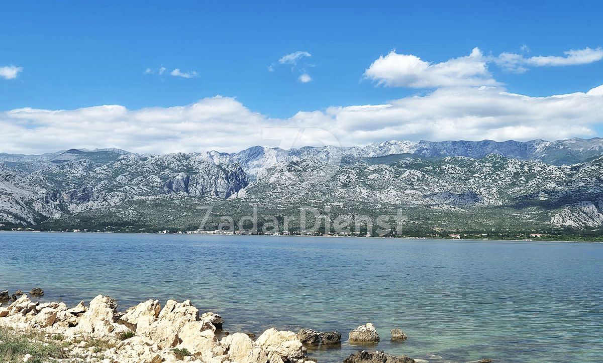 Appartamento moderno con terrazza sul tetto e piscina a Vinjerac