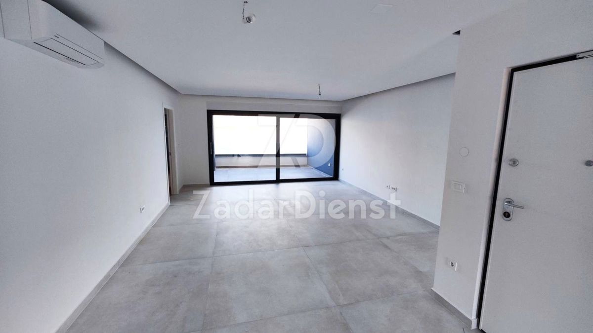 Appartamento moderno con terrazza sul tetto e piscina a Vinjerac