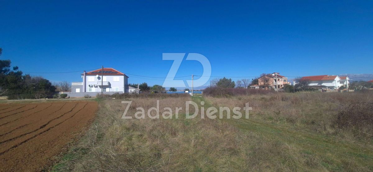 Terreno di 2351 m2, seconda fila sul mare a Privlaka