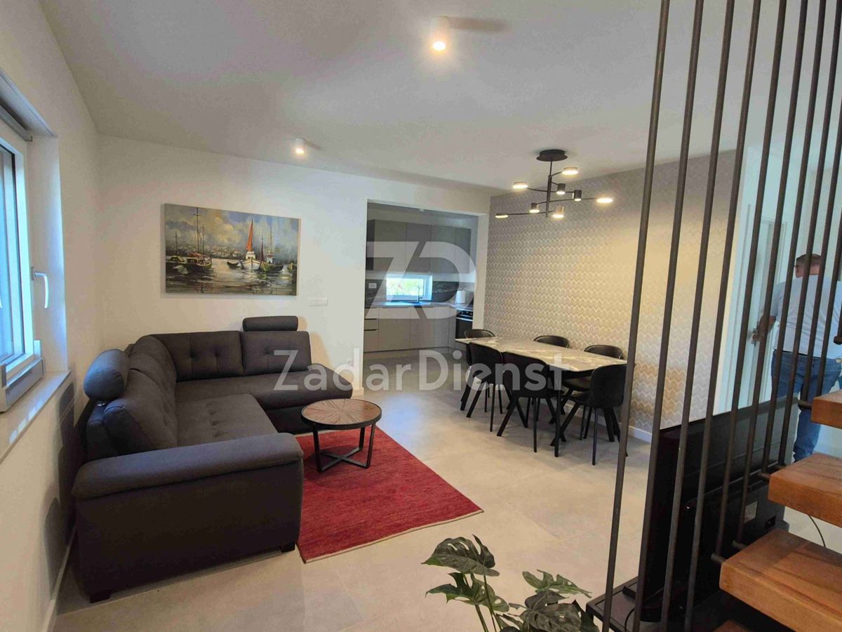 Appartamento moderno su due piani con terrazza sul tetto a Zara