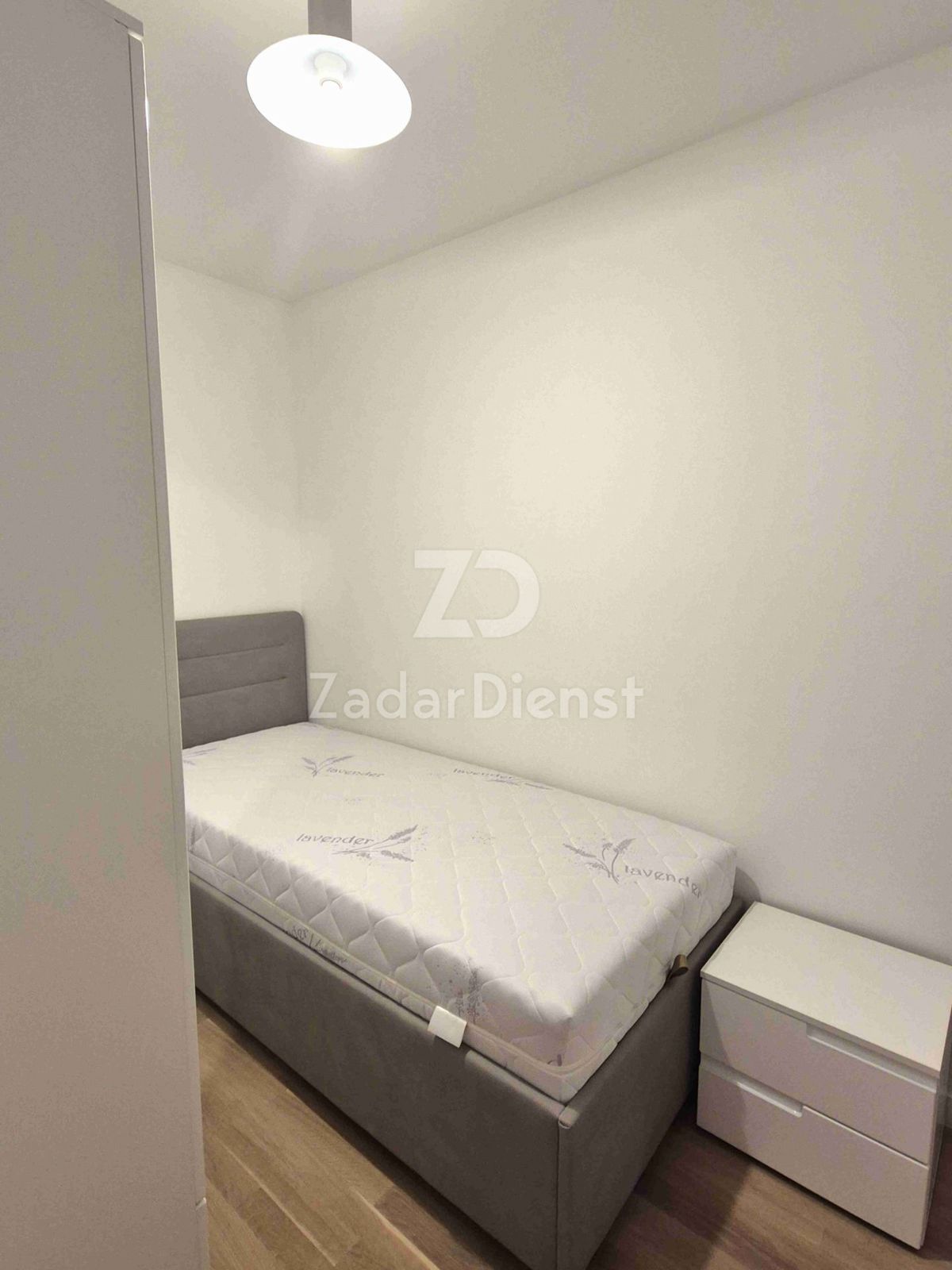 Appartamento moderno su due piani con terrazza sul tetto a Zara