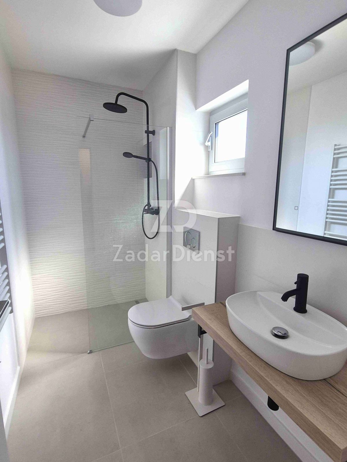 Appartamento moderno su due piani con terrazza sul tetto a Zara