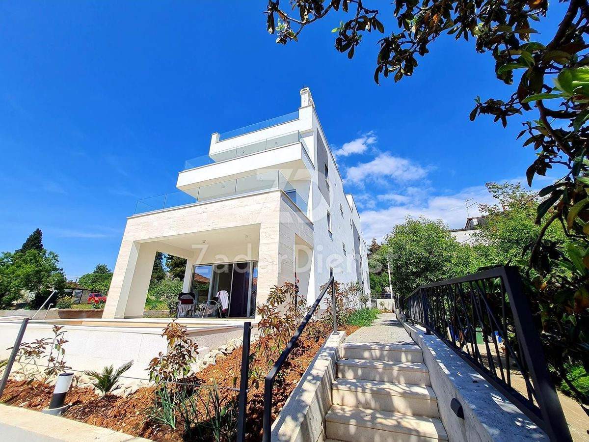 Appartamento moderno su due piani con terrazza sul tetto a Zara