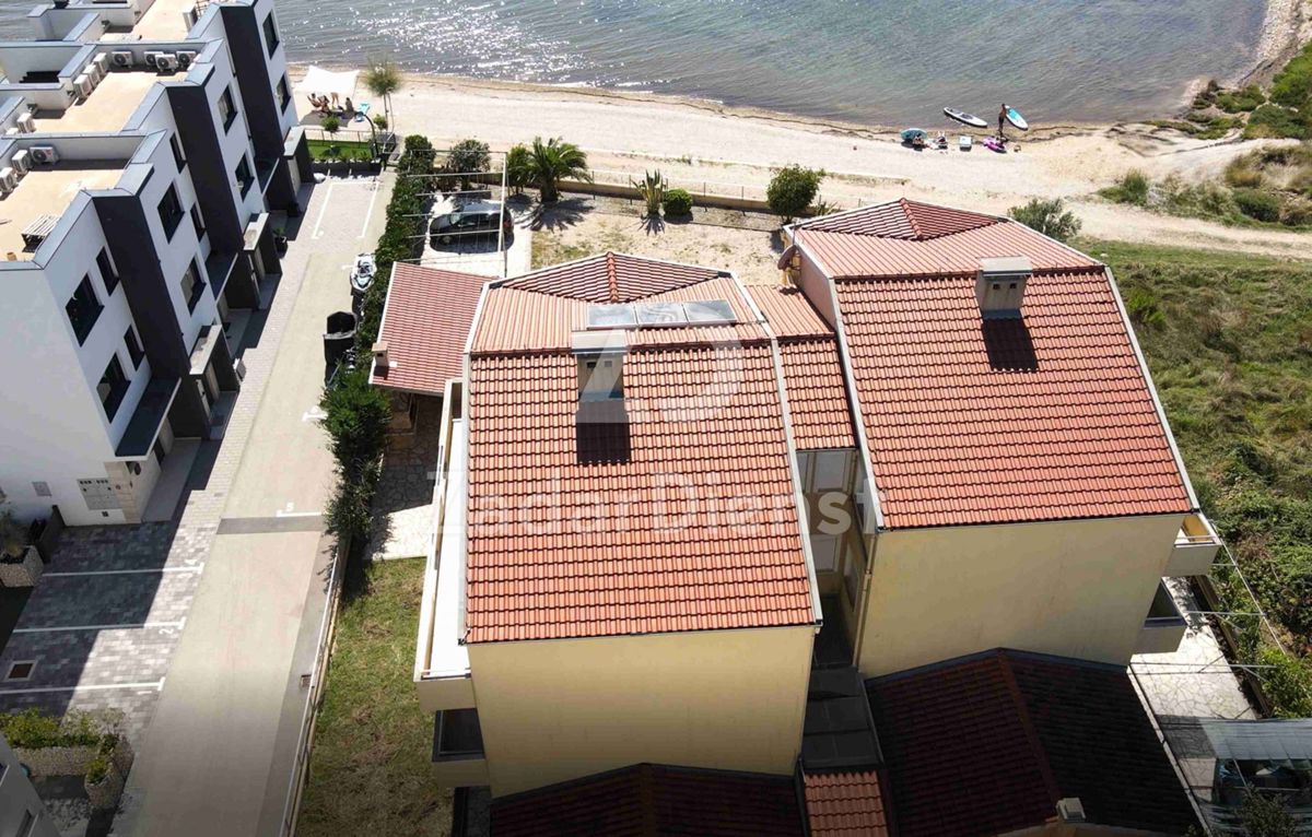 Casa con 6 unità abitative, PRIMA FILA AL MARE