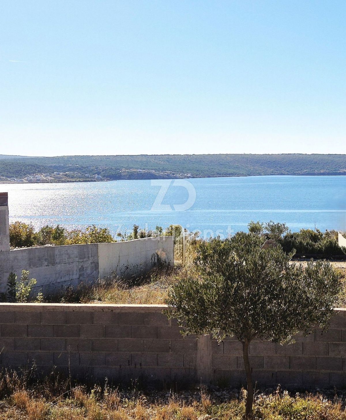Casa con ampio cortile e vista aperta sul mare