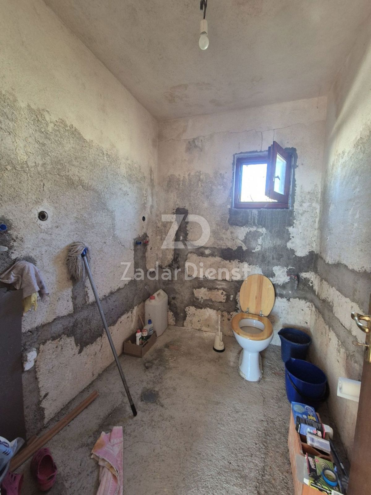 Casa con ampio cortile e vista aperta sul mare