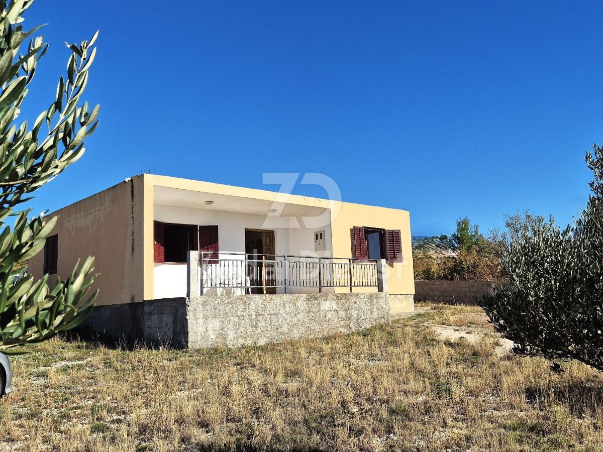 Casa con ampio cortile e vista aperta sul mare