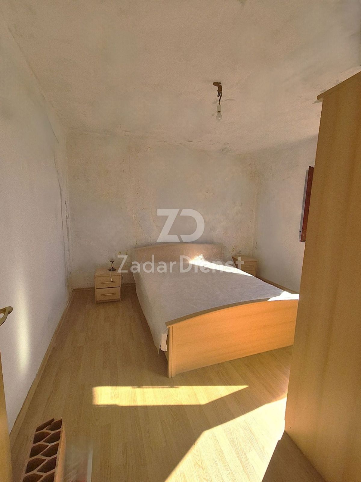 Casa con ampio cortile e vista aperta sul mare