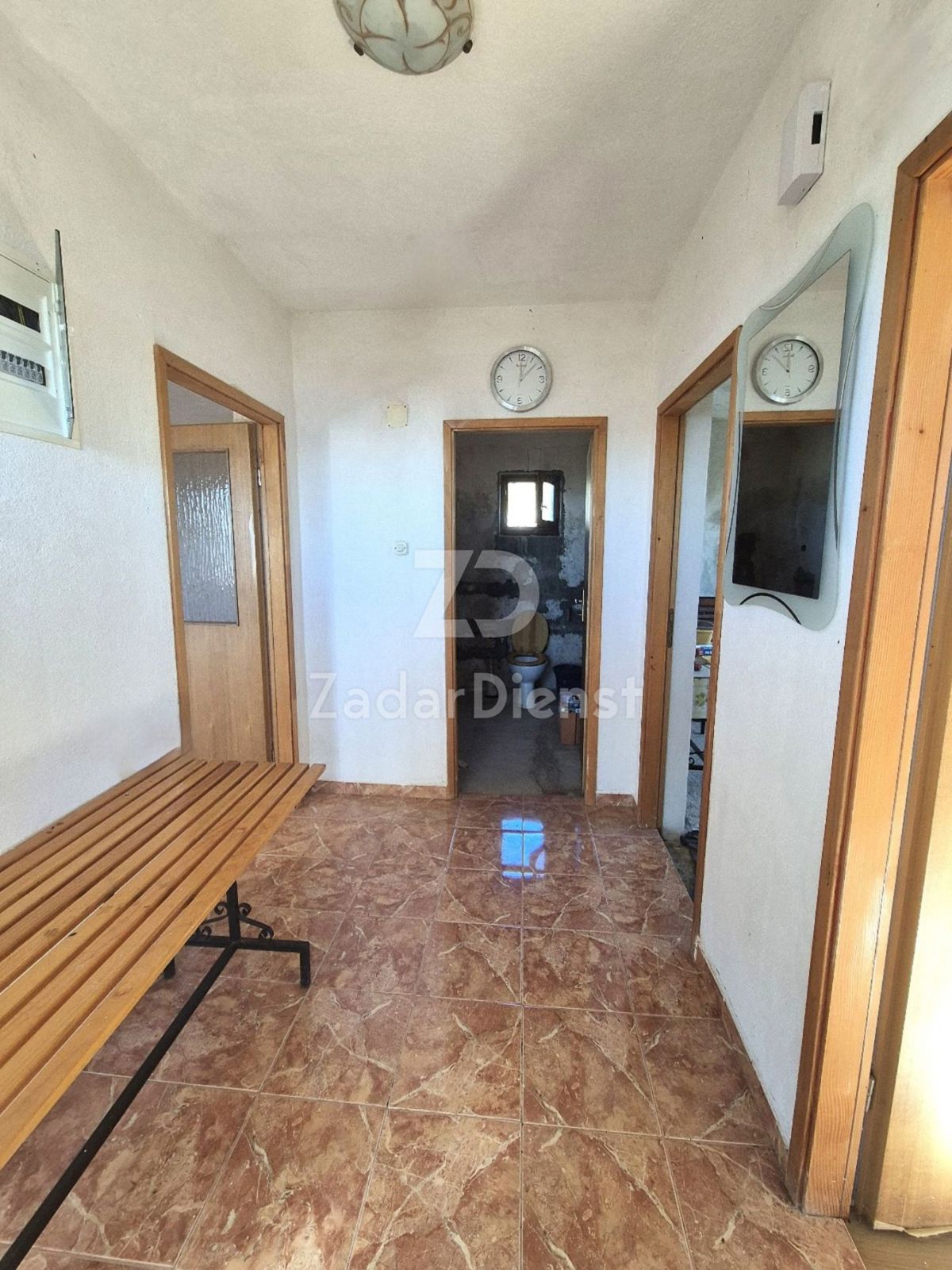 Casa con ampio cortile e vista aperta sul mare