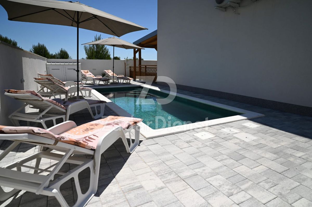 Casa moderna con piscina e vista mare a Vir