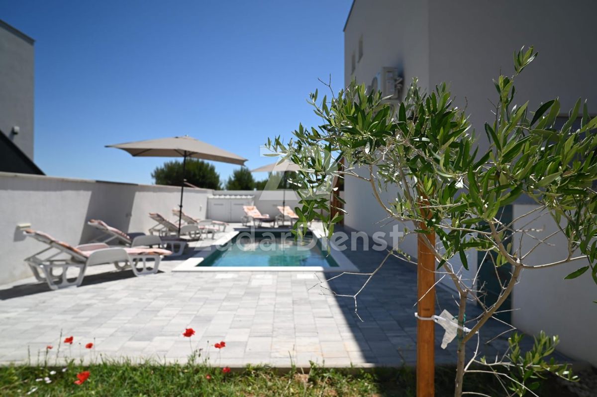 Casa moderna con piscina e vista mare a Vir