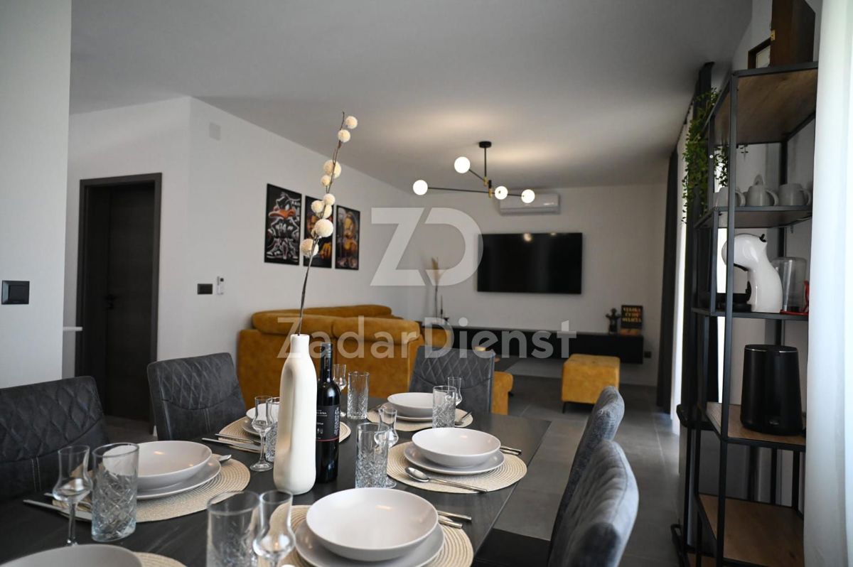 Casa moderna con piscina e vista mare a Vir