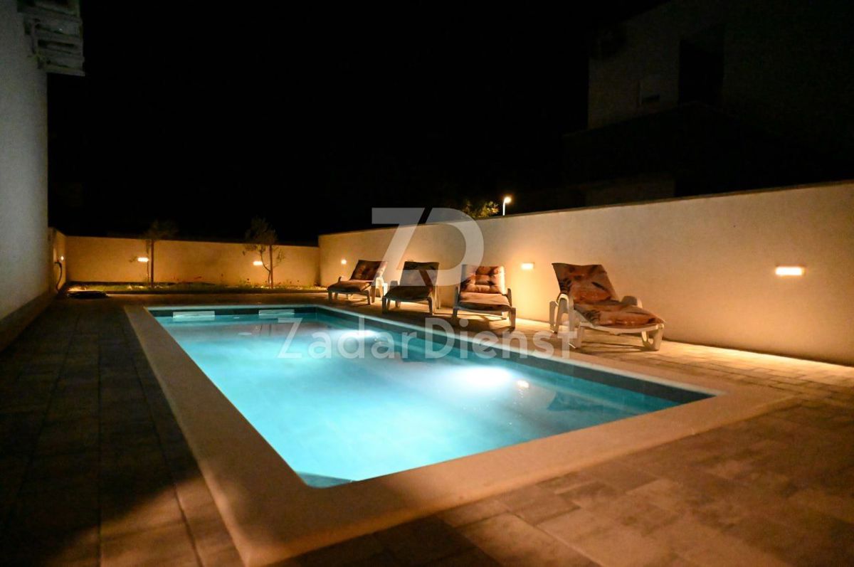 Casa moderna con piscina e vista mare a Vir