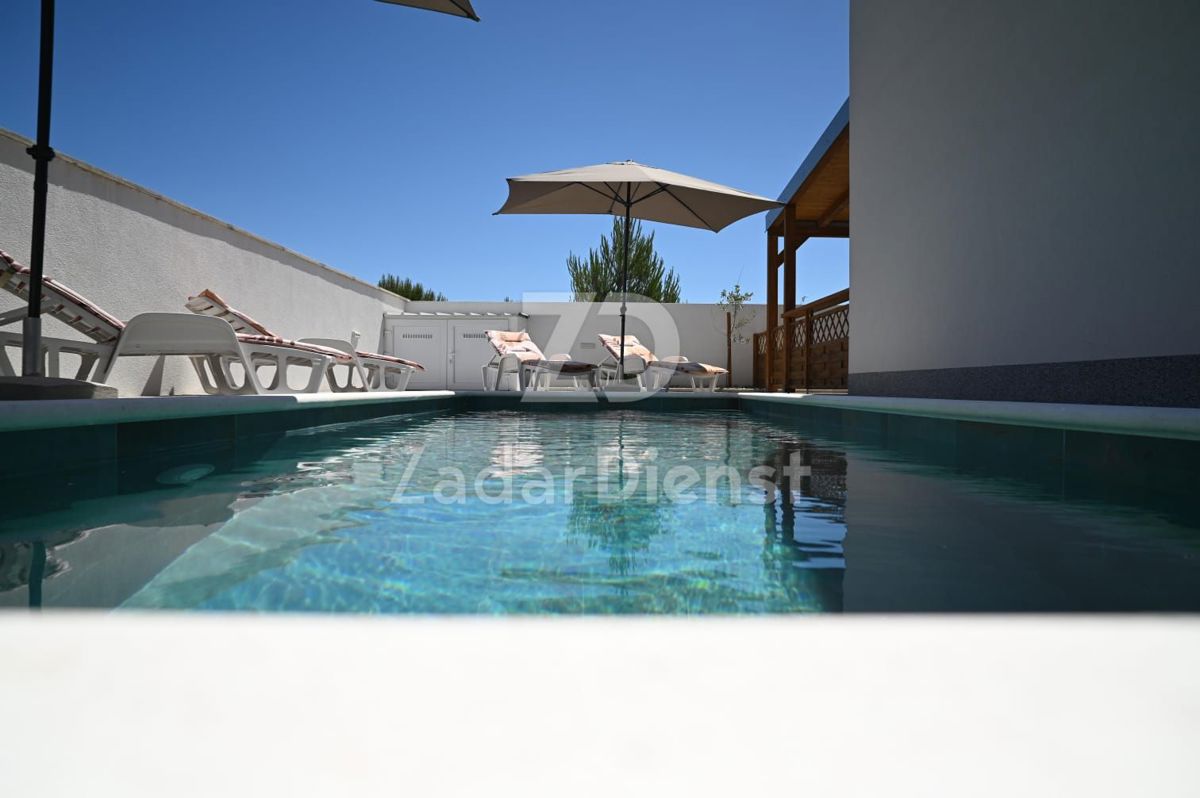 Casa moderna con piscina e vista mare a Vir