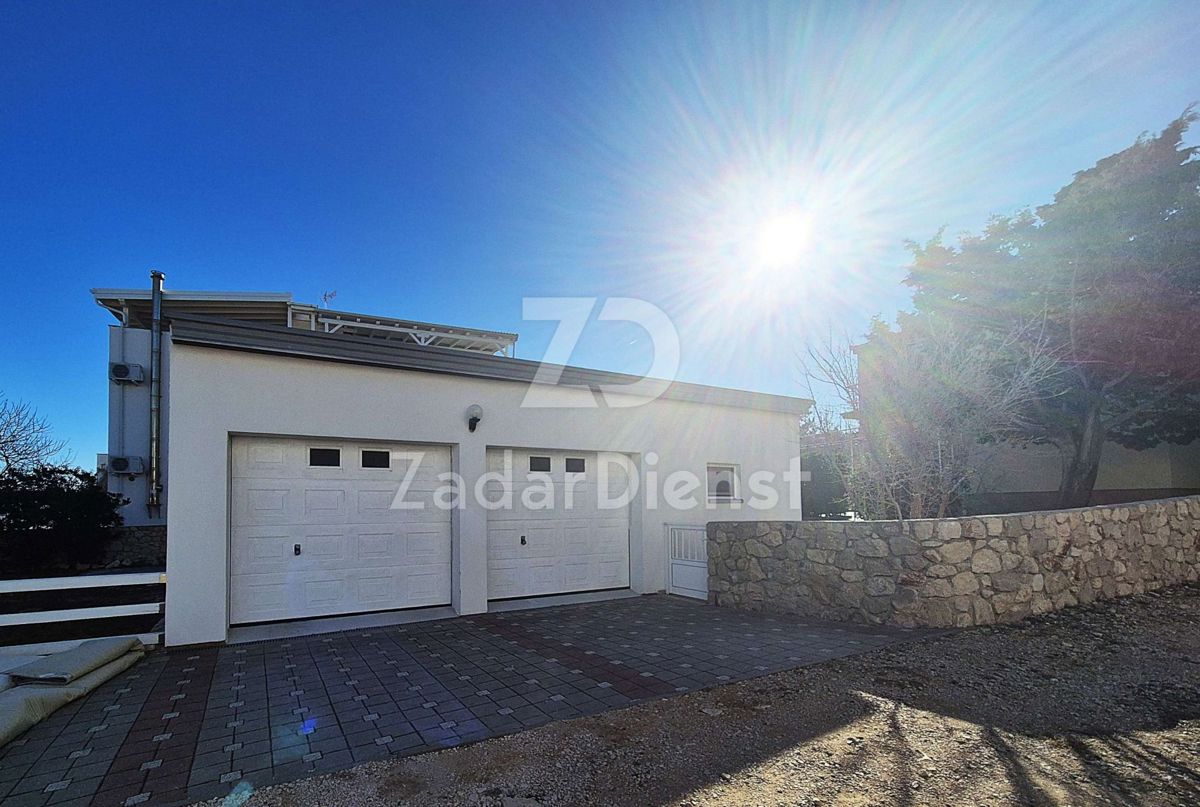 Casa con ampio cortile e vista sul mare a Ražanac
