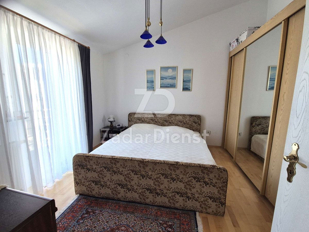 Casa con ampio cortile e vista sul mare a Ražanac