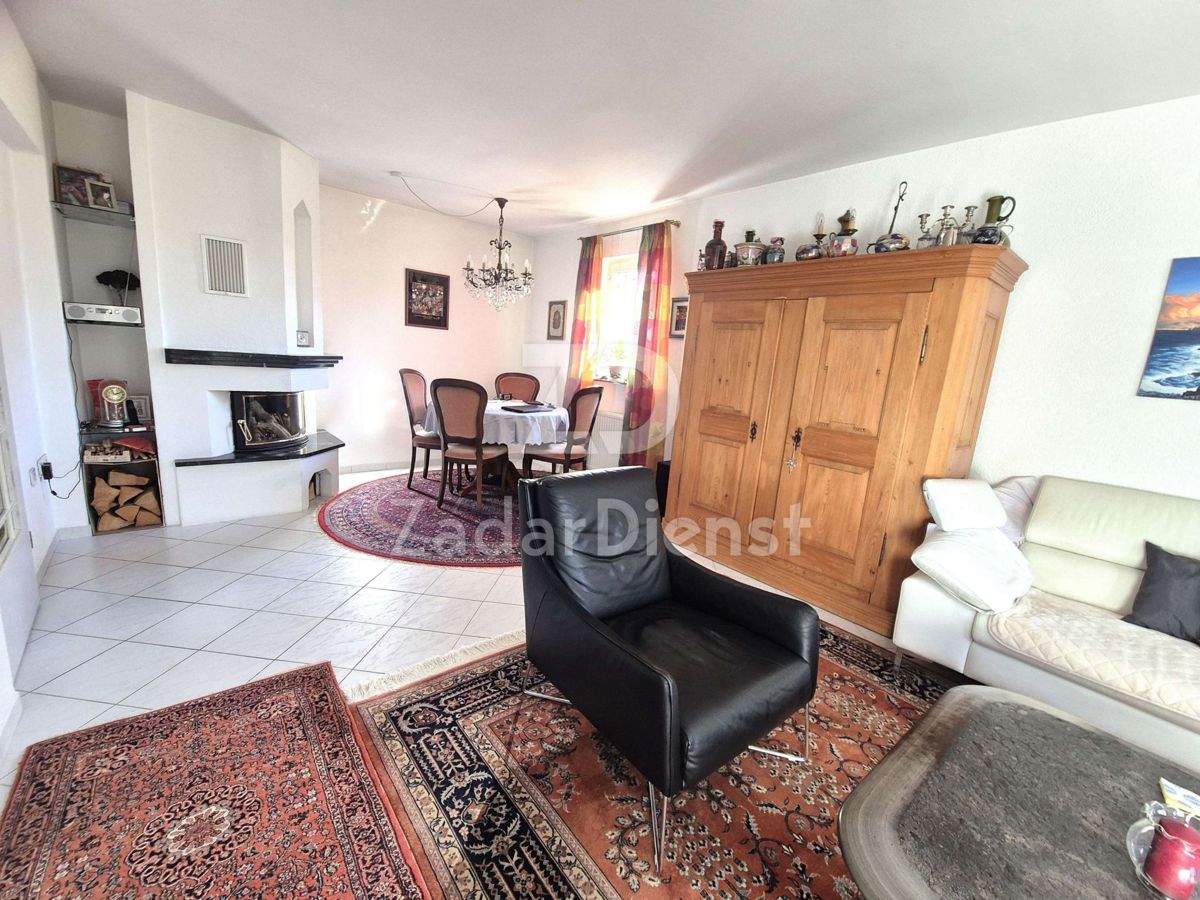 Casa con ampio cortile e vista sul mare a Ražanac