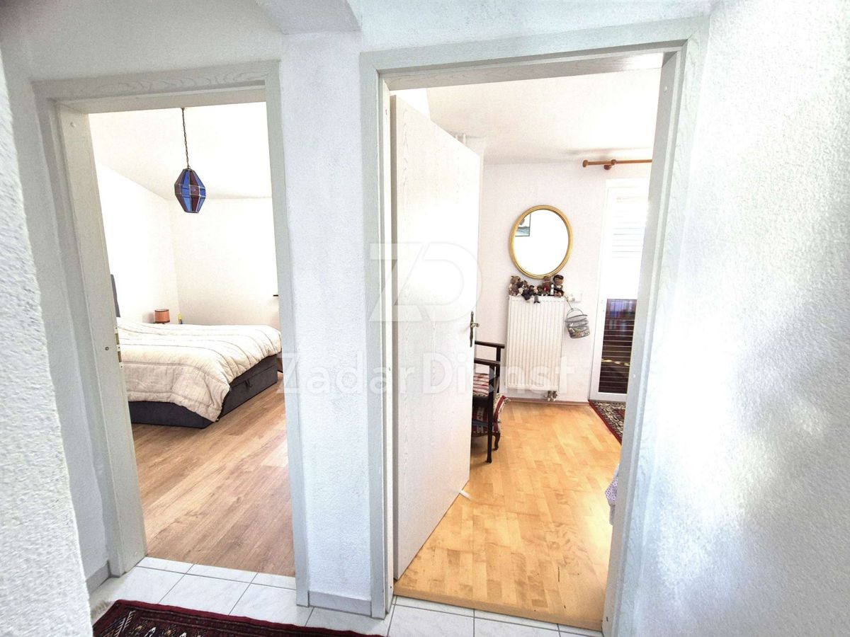 Casa con ampio cortile e vista sul mare a Ražanac