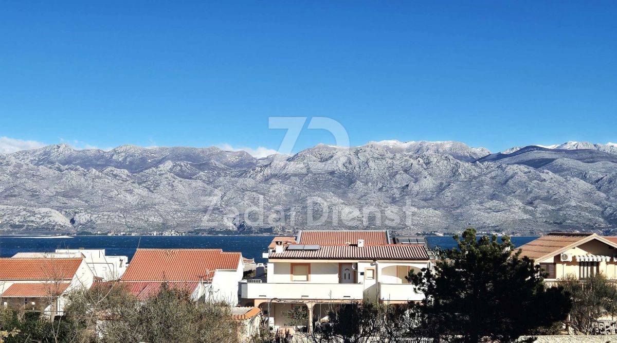 Casa con ampio cortile e vista sul mare a Ražanac