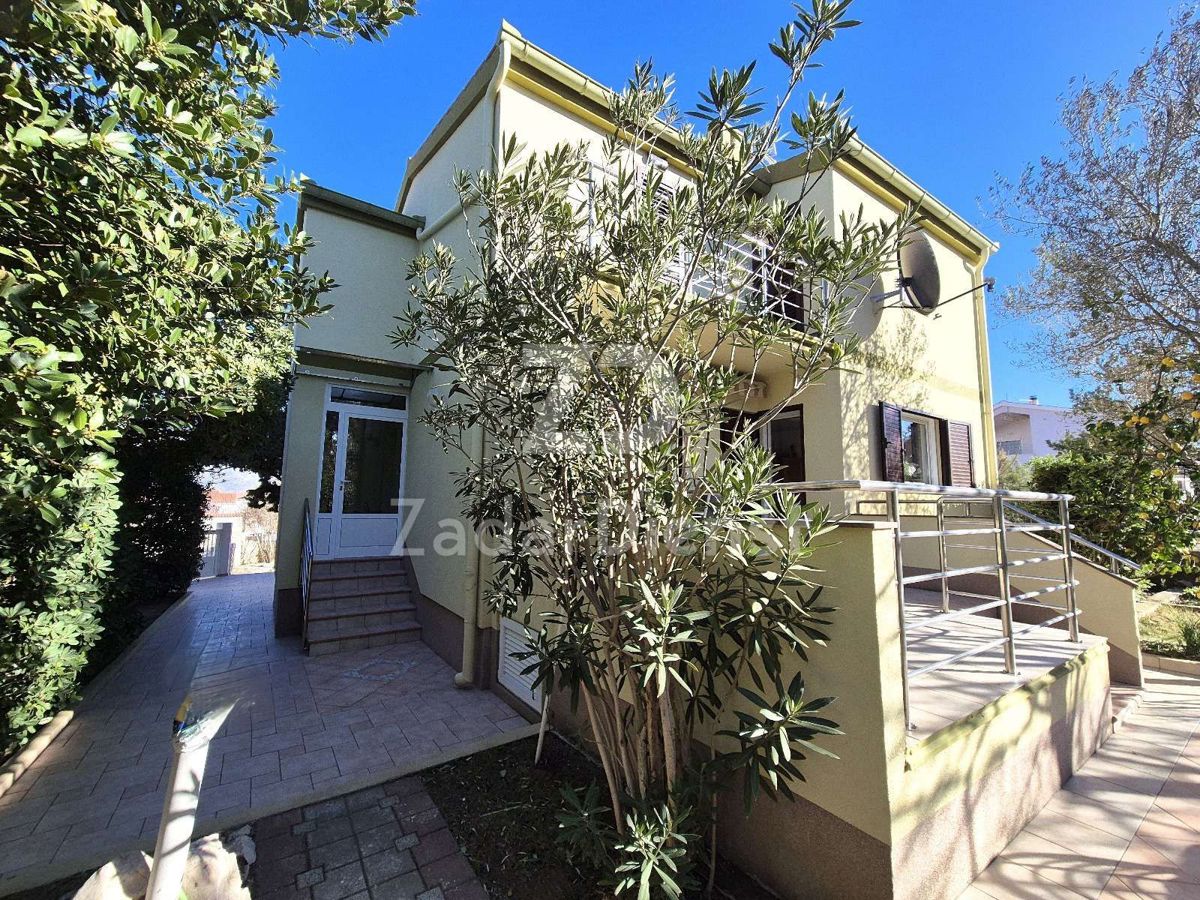 Casa con ampio cortile e vista sul mare a Ražanac