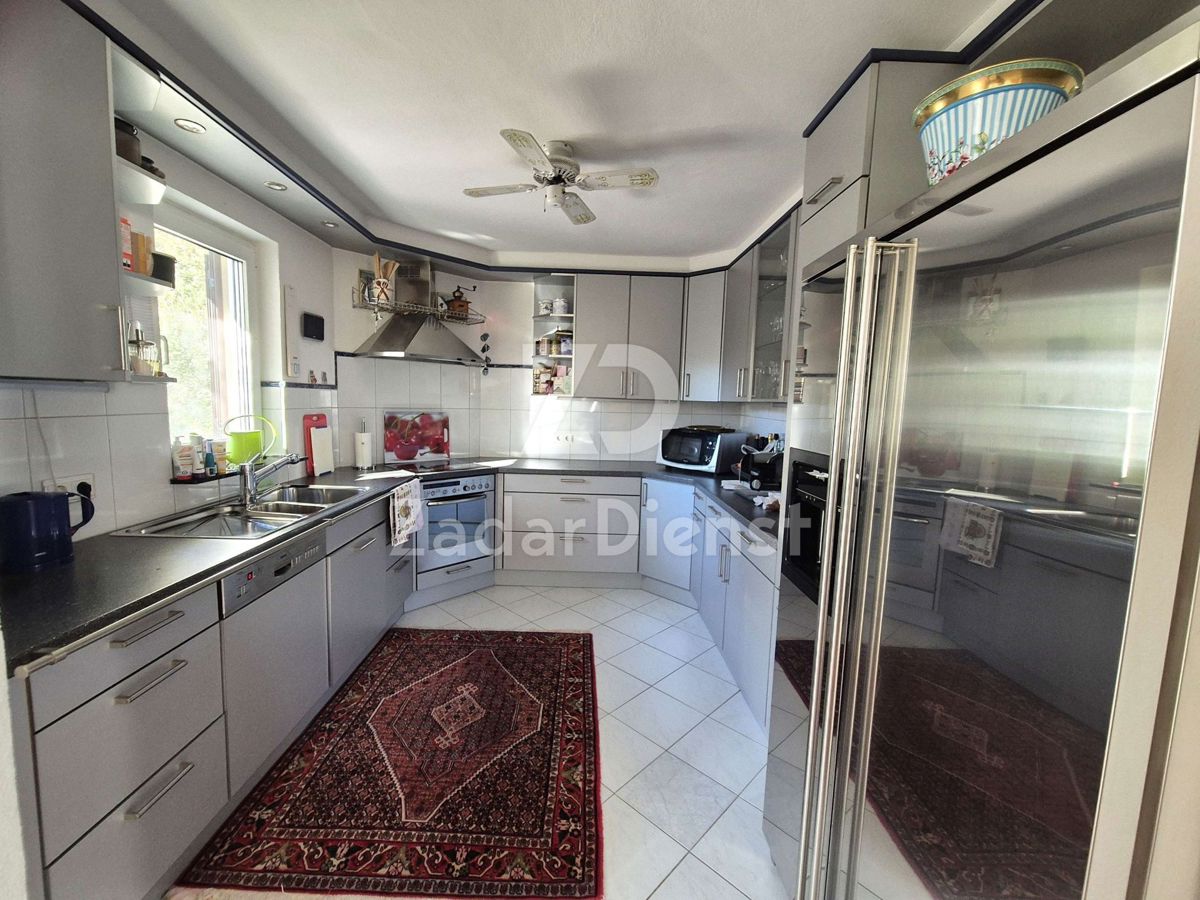 Casa con ampio cortile e vista sul mare a Ražanac