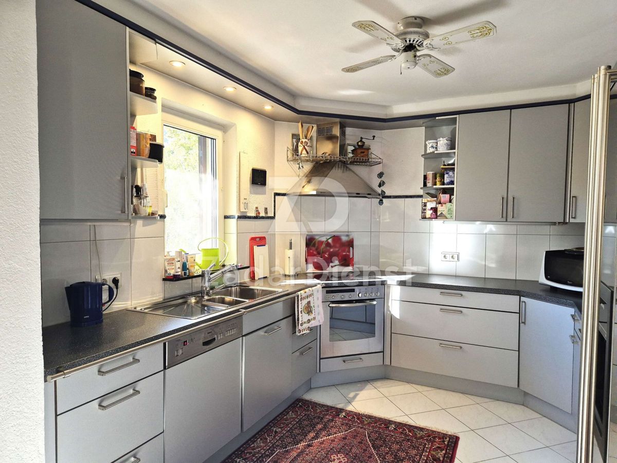 Casa con ampio cortile e vista sul mare a Ražanac