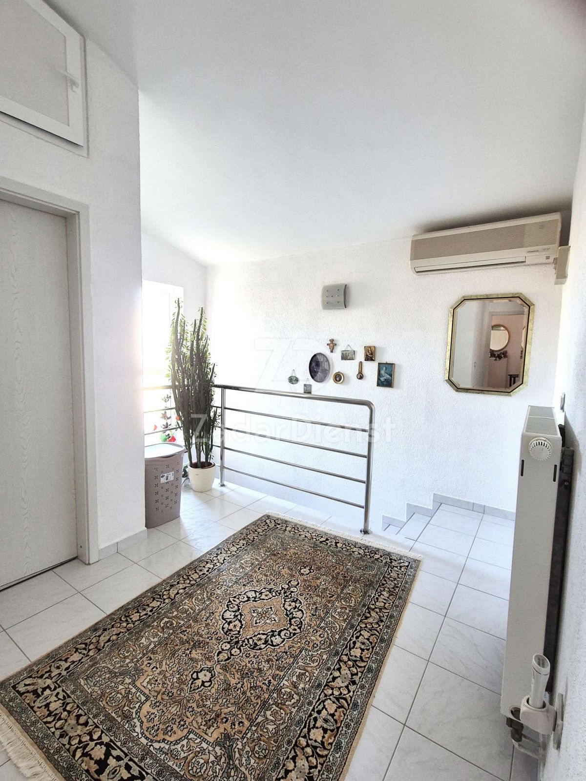 Casa con ampio cortile e vista sul mare a Ražanac