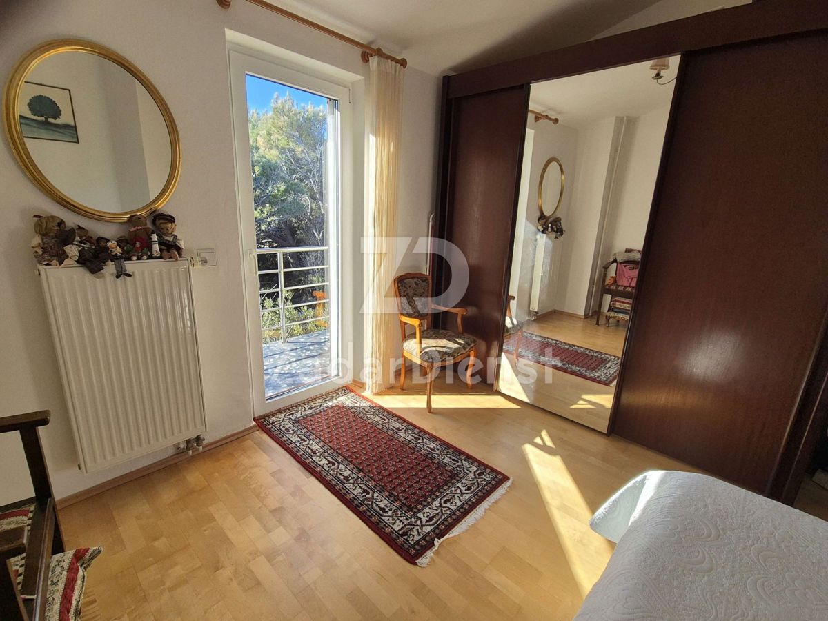 Casa con ampio cortile e vista sul mare a Ražanac