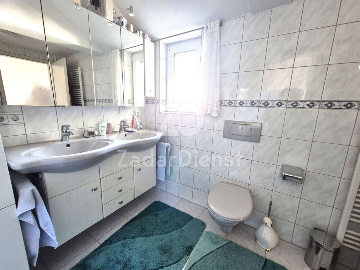 Casa con ampio cortile e vista sul mare a Ražanac