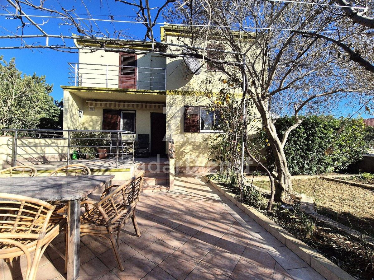 Casa con ampio cortile e vista sul mare a Ražanac