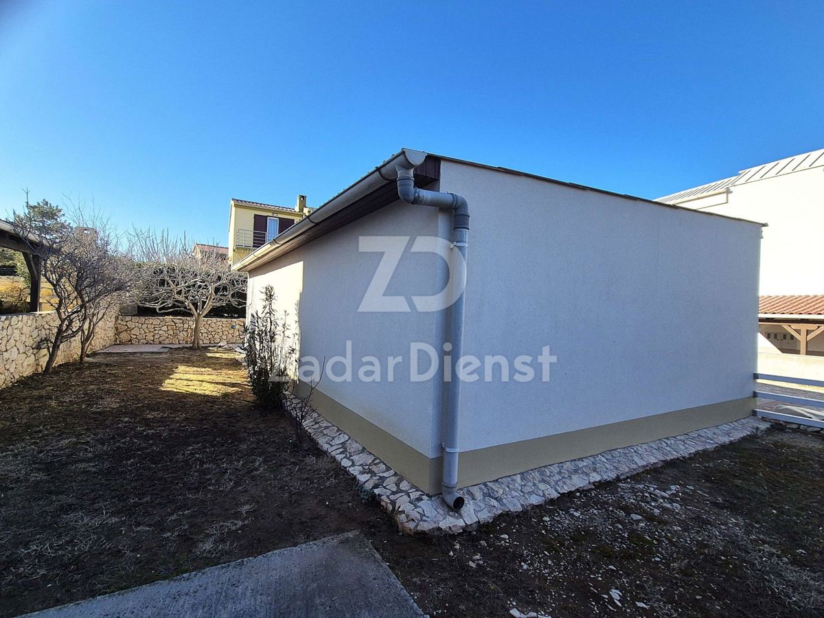 Casa con ampio cortile e vista sul mare a Ražanac