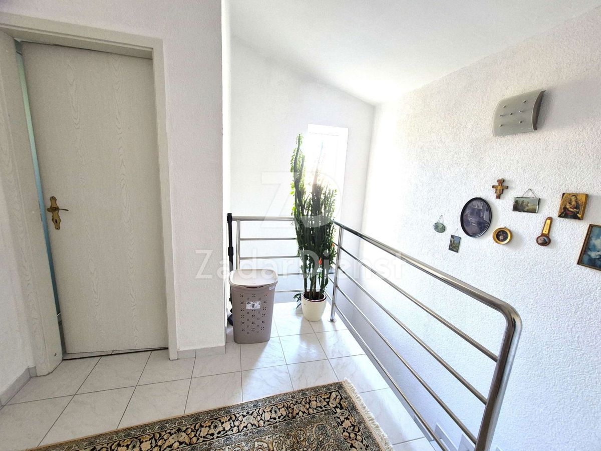 Casa con ampio cortile e vista sul mare a Ražanac