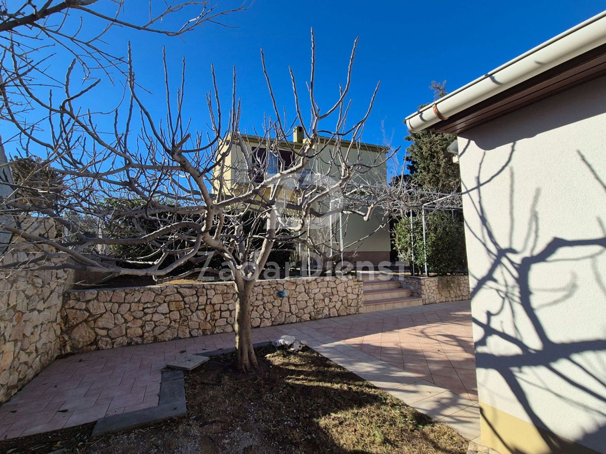 Casa con ampio cortile e vista sul mare a Ražanac