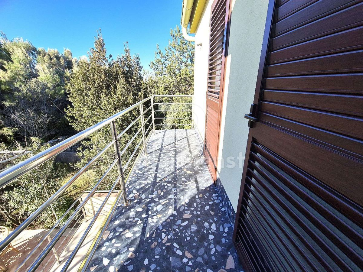 Casa con ampio cortile e vista sul mare a Ražanac